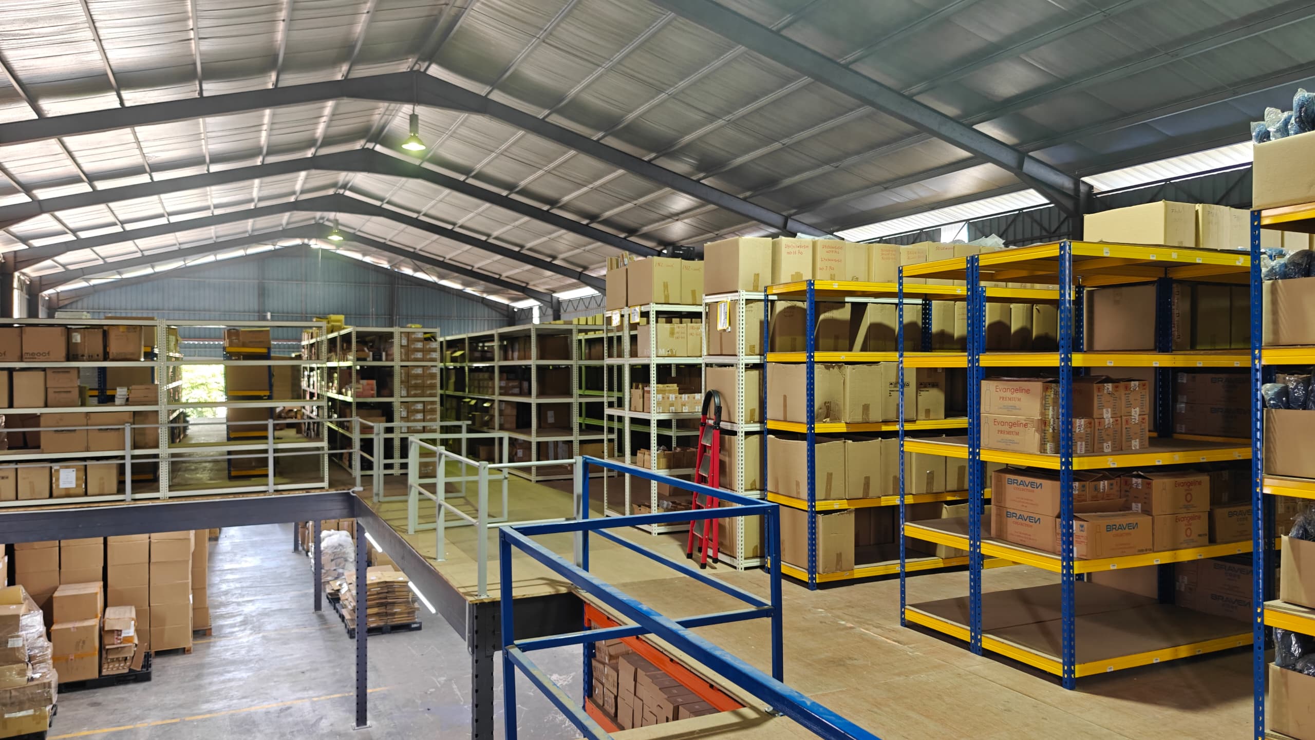 What is the benefit to choose 7 day working warehouse